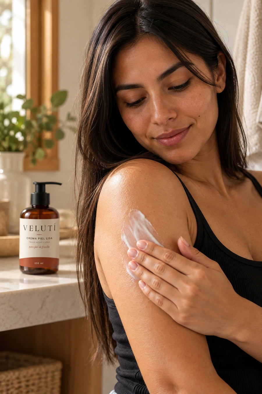 Mujer aplicando Velutí Crema Piel Lisa en el brazo